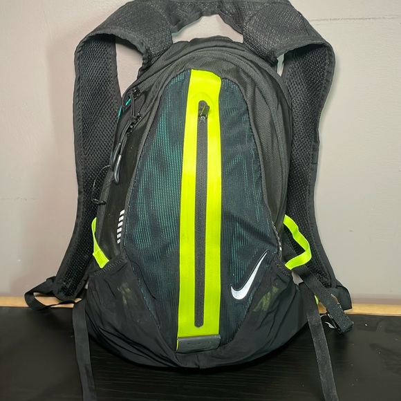 nike 10l backpack Mesh Sling Bag 10L-Multi Colored : Clothing, Shoes & Jewelry Tote your towels to and from the pool in the Nike Swim 10 L Recycled Mesh Sling Bag Nike Futura Mini Luxe Backpack